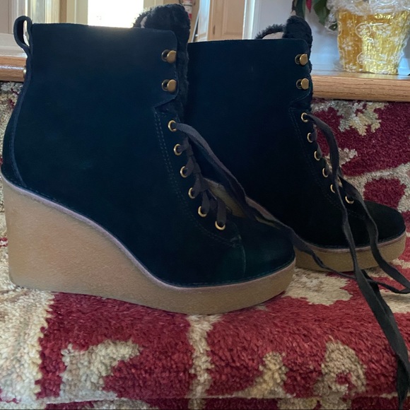 New❄️Gorgeous UGG wedge boot - Picture 3 of 8